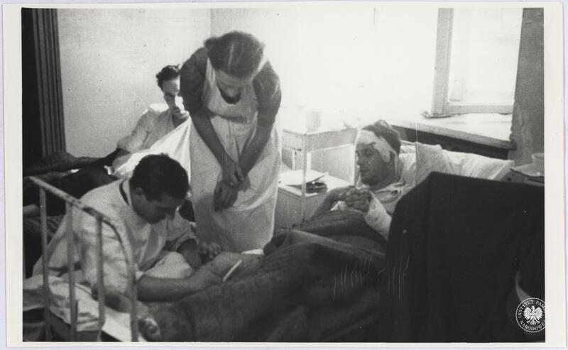 Lekarz i pielęgniarka przy rannym powstańcu, szpital powstańczy IV Zgrupowania Gurt przy ul. Złotej 22 lub 58, ewent. przy ul. Chmielnej 28, fot. Henryk Śmigacz, z zasobu Archiwum IPN, sygn. IPNBU-2-21-32-17-1