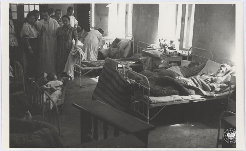 Personel medyczny i ranni powstańcy z oddziału AK w sali jednego ze szpitali powst. IV Zgrupowania Gurt przy ul. Złotej 22 lub 58, ewent. przy ul. Chmielnej 28, fot. H. Śmigacz,z zasobu IPN, sygn. IPNBU-2-21-32-5-1