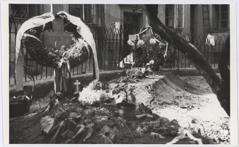 Dwie prowizoryczne mogiły ofiar na cmentarzu powstańczym na podwórzu jednej z posesji w Śródmieściu Północnym, fot. Henryk Śmigacz, z zasobu Archiwum IPN, sygn. IPNBU-2-21-33-2