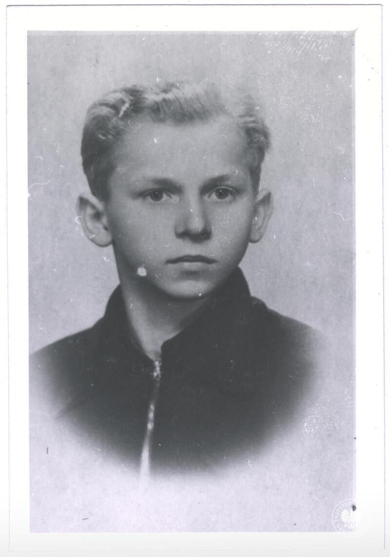 Zygmunt Adam Ludwiczak ps. Mundek, członek Szarych Szeregów rozstrzelany 26-06-1944 r. przez niemiecką żandarmerię w grupie 10 osób obok szosy z Kawęczyna do Ząbek, źródło AIPN, sygn. GK-6-3-21-1-1