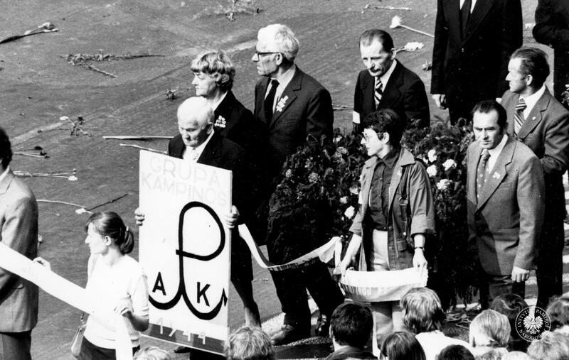 Kombatanci z Armii Krajowej - Grupy Kampinos w kondukcie pogrzebowym na Placu Zwycięstwa. Uroczystości pogrzebowe Prymasa Kardynała Stefana Wyszyńskiego, fot. z zasobnu Archiwum IPN IPNBU-11-5-21-93-1