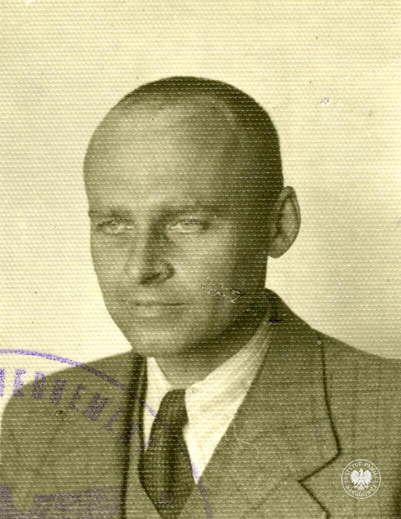 Fotografia portretowa Witolda Pileckiego z Karty Rozpoznawczej Kennkarte, wystawionej na nazwisko Leon Bryjak. Dokument pochodzi z akt procesowych rotmistrza, fot. AIPN, sygn. IPNBU-11-1-30-6-1