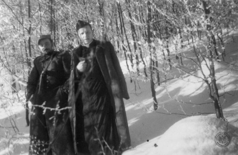 Ksiądz Władysław Gurgacz ps. Sem – z prawej oraz Stanisław Pióro ps. Emir w lasach Sądecczyzny, fot. AIPN, sygn. IPNKr-3-3-6-46-1