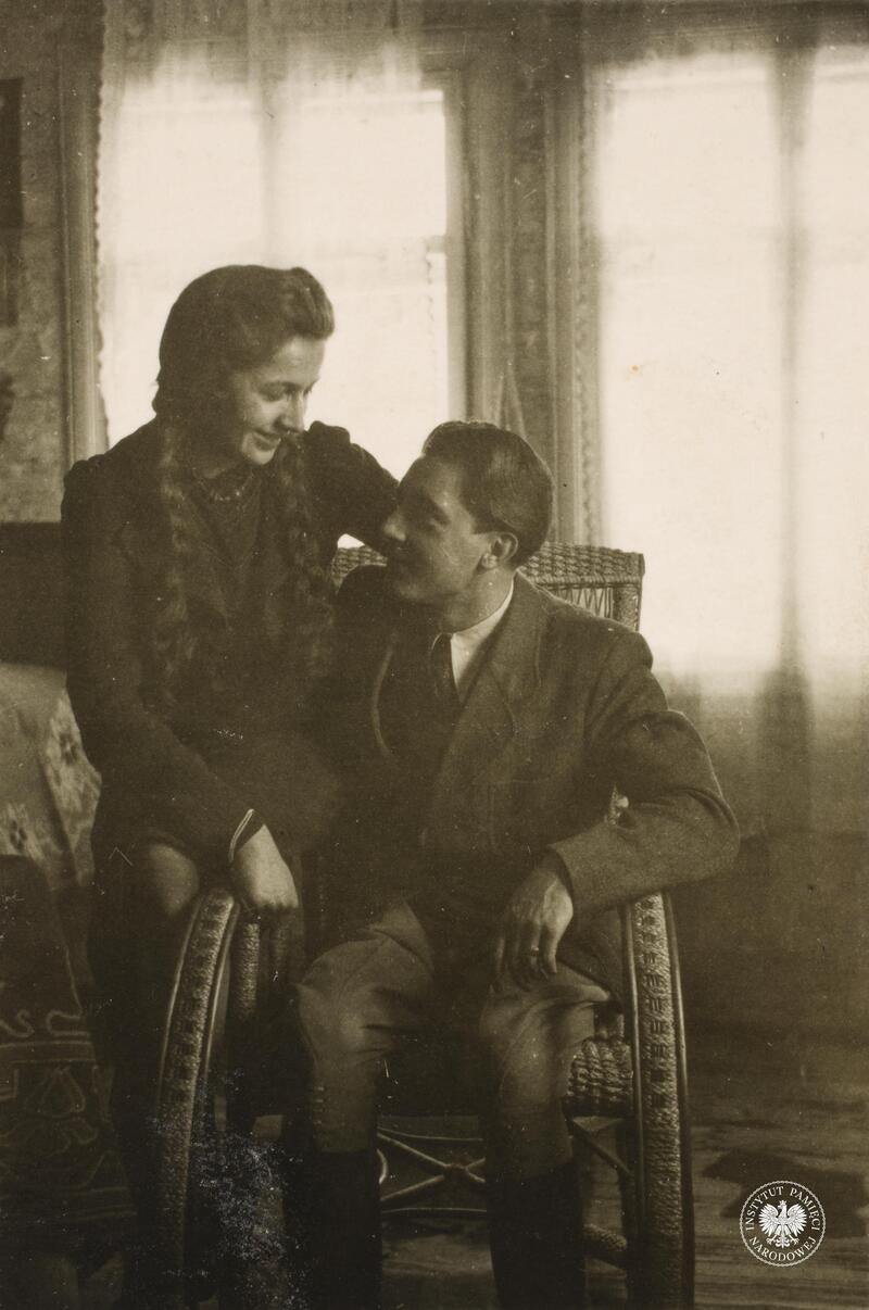 Tadeusza Gajda ps. Tarzan z żoną Jadwigą. Od marca 1944 w oddziale leśnym NOW-AK Franciszka Przysiężniaka ps. Ojciec Jan, komendant Obwodu Tarnobrzeg NOW-NZW, 7 sierpnia 1946 r. Gajda aresztowany przez UB, wyrokiem WSR w Krakowie z 27.09.1946 r. został skazany na karę śmierci, która została wykonana 14.10.1946 r. w więzieniu przy ul. Montelupich w Krakowie, fot. AIPN, sygn. IPNRz-13-1-400-2