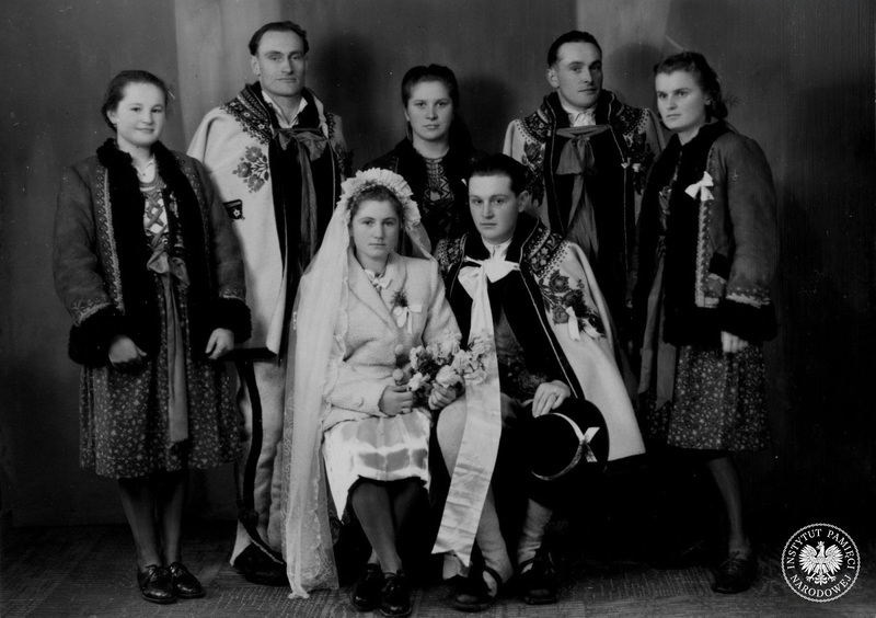 Fotografia ślubna Jana Matei ps. Jawor, siedzi pośrodku wraz z żoną Heleną, fot. AIPN, sygn. IPNKr-3-3-23-10-131