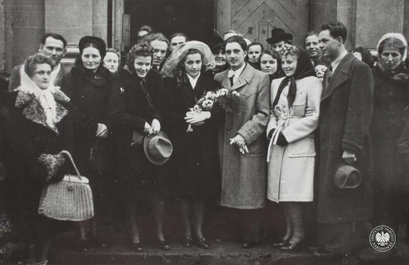 Tadeusz Gajda i Jadwiga Gajda z domu Naja przed kościołem parafialnym pw. św. Józefa w Nisku w chwilę po ślubie kościelnym,  fot. AIPN, sygn.  IPNRz-13-1-400-51-1