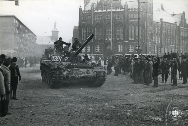 Ulice Gdańska, 15 grudnia 1981 r., wyjazd czołgów T55 z ul. Łagiewniki w kierunku ul. Jana z Kolna, z zasobu Archiwum IPN, sygn. IPNGd-1-1-16-9