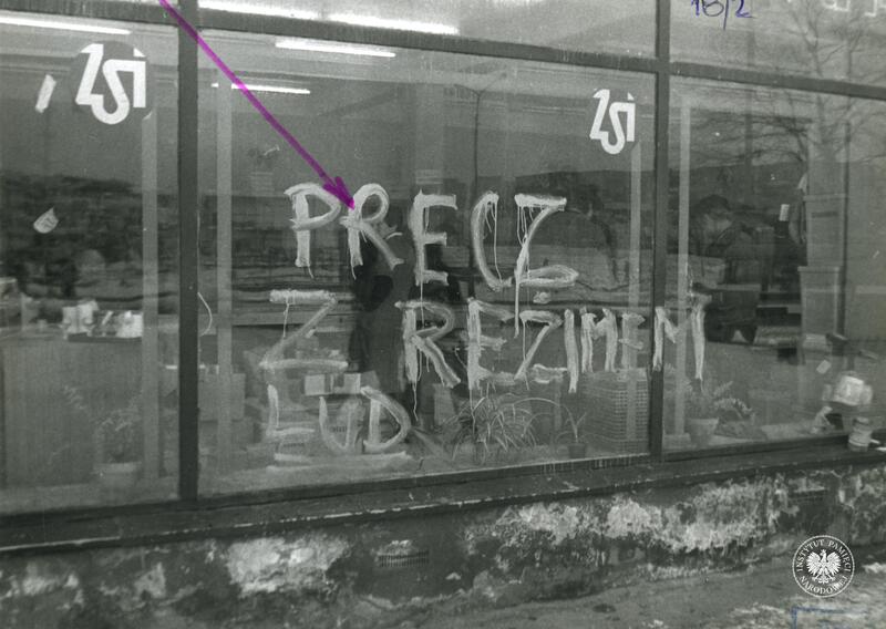 Napis o treści PRECZ Z REŻIMEM LUD na szybie pawilonu handlowego w Sosnowcu, materiały zebrane na wystawę zorganizowaną przez Biuro „C" w gmachu MSW przy ul. Rakowieckiej pt. „Od porozumień społecznych do sięgania po władzę" obrazujące działalność opozycji politycznej w latach 1980-1982, z zasobu Archiwum IPN, sygn. IPNBU-11-6-18-2