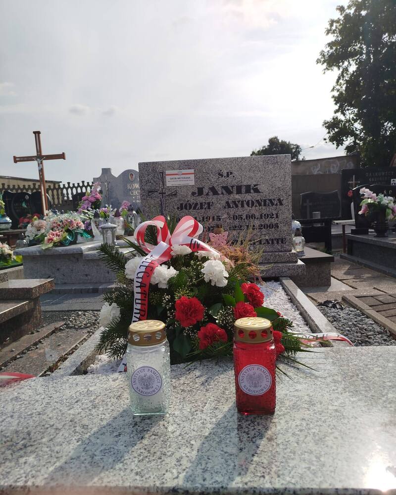 Znicze na grobach żołnierzy z Wojskowej Składnicy Tranzytowej na Westerplatte – Wołczyn, 1 września 2024