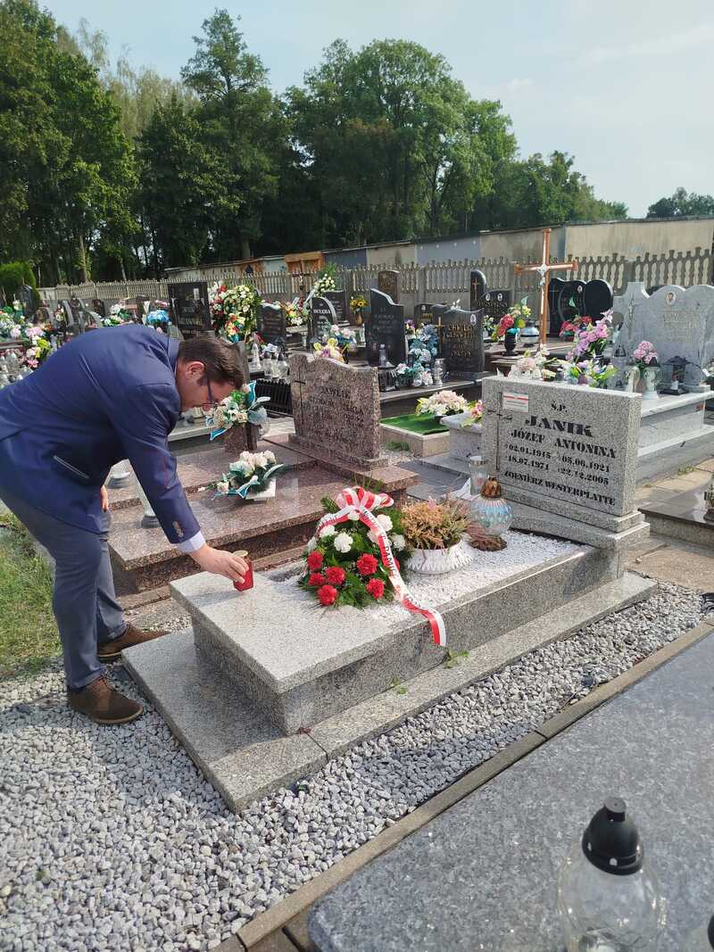 Znicze na grobach żołnierzy z Wojskowej Składnicy Tranzytowej na Westerplatte – Wołczyn, 1 września 2024