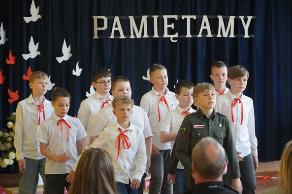 Odsłonięcie tablicy pamiątkowej poświęconej Państwu Jadwidze i Marcelemu Mydlik - Głuchołazy, 8 maja 2025