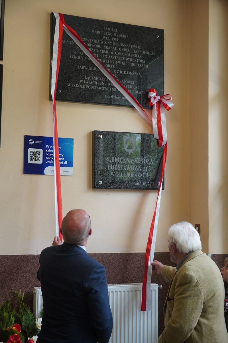 Odsłonięcie tablicy pamiątkowej poświęconej Państwu Jadwidze i Marcelemu Mydlik - Głuchołazy, 8 maja 2025