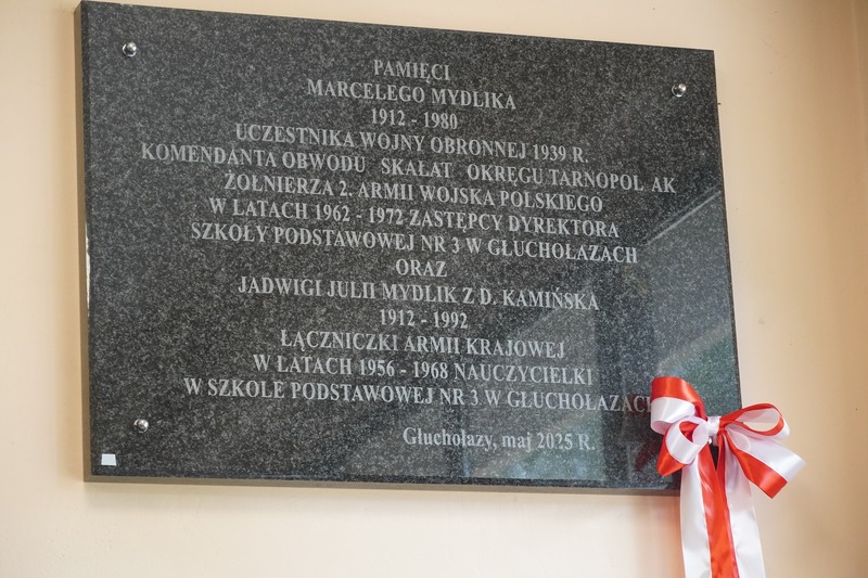 Odsłonięcie tablicy pamiątkowej poświęconej Państwu Jadwidze i Marcelemu Mydlik - Głuchołazy, 8 maja 2025