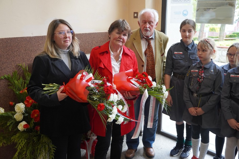 Odsłonięcie tablicy pamiątkowej poświęconej Państwu Jadwidze i Marcelemu Mydlik - Głuchołazy, 8 maja 2025