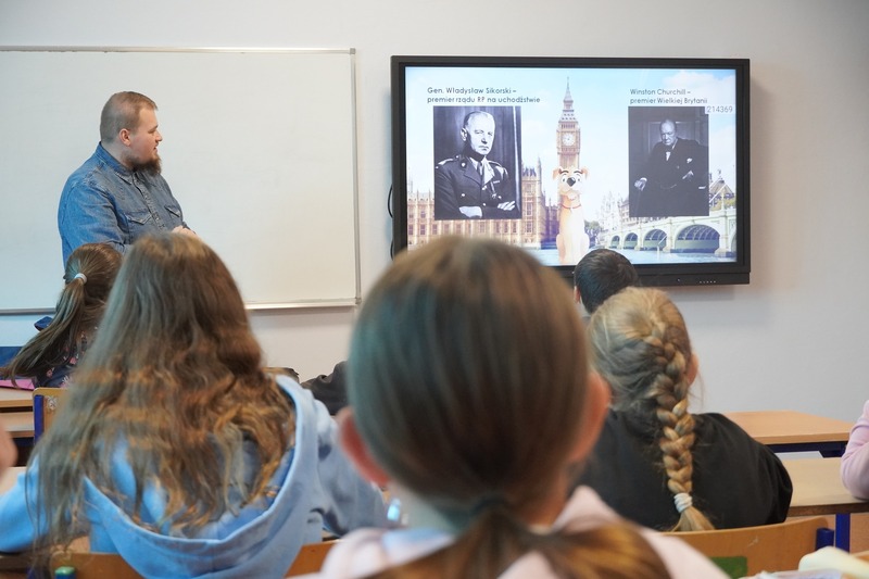 "Pies Ciapek w służbie Dywizjonu 305" – lekcja edukacyjno-historyczna w Szkole Podstawowej nr 25 w Opolu