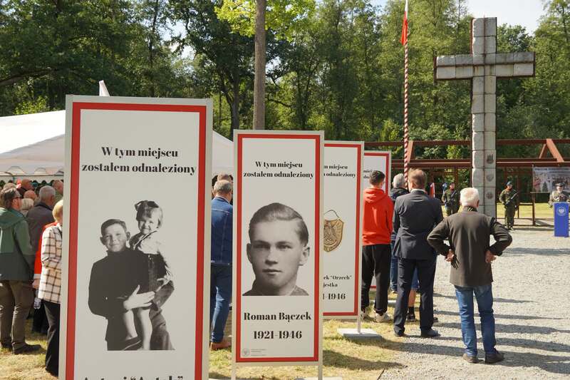 „Mieli zostać zapomniani. Nigdy nie mieliśmy ich znaleźć. Ale powrócili i są dzisiaj wśród nas, jako bohaterowie wolnej i niepodległej Polski”