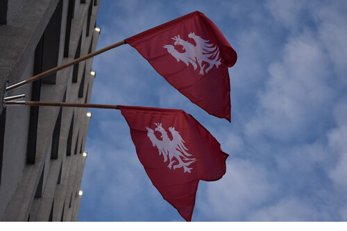 Flagi Powstania Wielkopolskiego powiewają na budynku Instytutu Śląskiego.