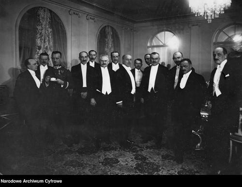 Premier W. Grabski (czwarty z prawej) podczas przyjęcia dyplomatycznego, 1925 r. Źródło: Narodowe Archiwum Cyfrowe.