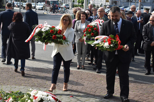 Dr Iwona Demczyszak oraz Bartosz Kuświk, dyrektor Instytutu Śląskiego, składają kwiaty. Fot. Dominik Wojtkiewicz (IPN)