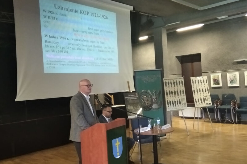 Przemawia dr Antoni Krzysztof Sobczak, obok dr Konrad Graczyk, dyrektor Biura Badań Historycznych IPN. Fot. dr Ksawery Jasiak (IPN)