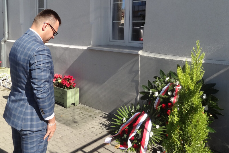 Złożenie kwiatów pod tablicą byłych Koszar Centralnej Szkoły Straży Granicznej II RP. Fot. dr Ksawery Jasiak (IPN)