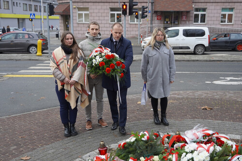 Złożenie kwiatów przy Skwerze Solidarności w Opolu. Fot. Dominik Wojtkiewicz (IPN)