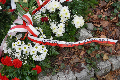Złożenie kwiatów przy Skwerze Solidarności w Opolu. Fot. Dominik Wojtkiewicz (IPN)