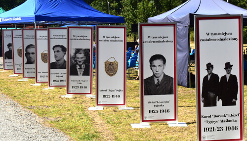 Zdjęcie z uroczystości upamiętniających zamordowanych przez UB żołnierzy NSZ, które odbyły się we wrześniu 2023 r. Fot. Dominik Wojtkiewicz (IPN)