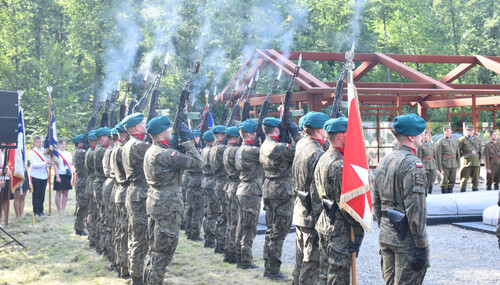 Zdjęcie z uroczystości upamiętniających zamordowanych przez UB żołnierzy NSZ, które odbyły się we wrześniu 2023 r. Fot. Dominik Wojtkiewicz (IPN)