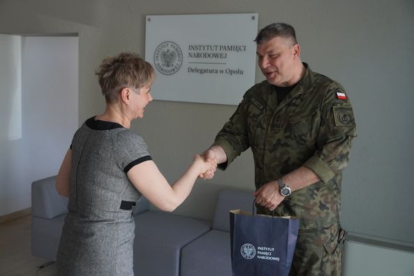 Wpinki ze znakiem Polski Walczącej dla 172 Batalionu Lekkiej Piechoty w Opolu – Opole, 30 kwietnia 2024