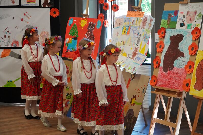 „Wielkie rzeczy w małych oczach” wernisaż prac pt. „Historia Misia Wojtka” – Komprachcice, 14 maja 2024