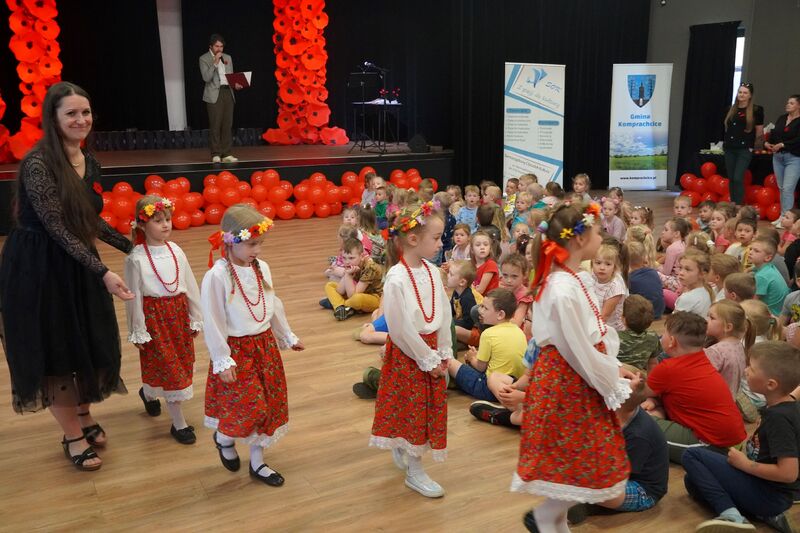 „Wielkie rzeczy w małych oczach” wernisaż prac pt. „Historia Misia Wojtka” – Komprachcice, 14 maja 2024